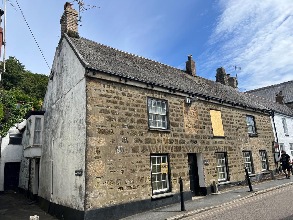Lot: 48 - TWO PROPERTIES FOR UPDATING WITHIN THE HEART OF POPULAR COASTAL TOWN - Front elevation of Trefa with Tremel accessed to the side